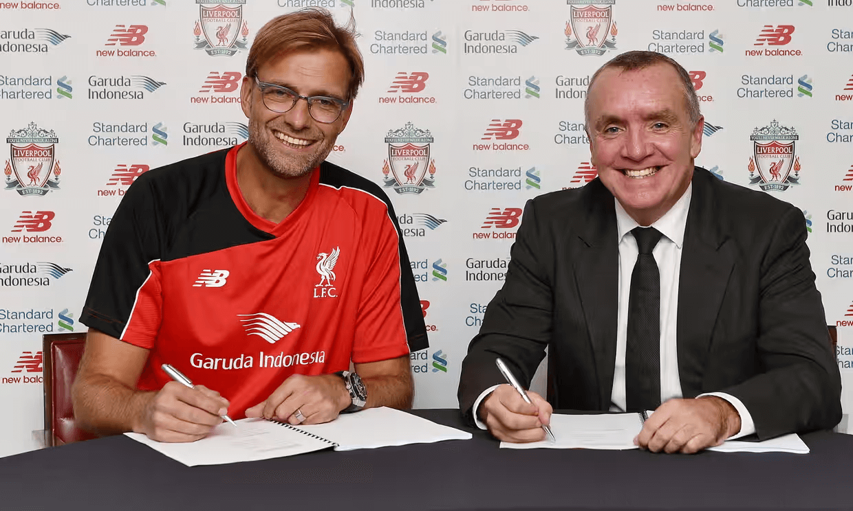 Picture of Jurgen Klopp signing contract with Liverpool